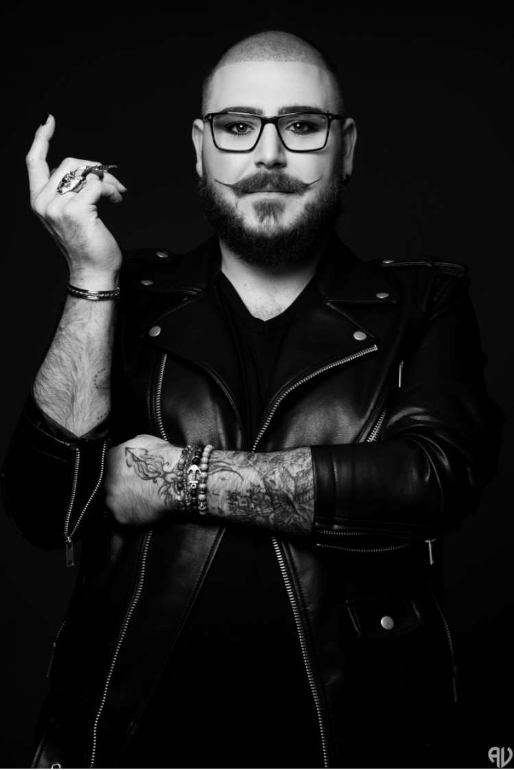 Découvrez l’univers de Kevin Fize, coiffeur, magnétiseur et spécialiste en dermopigmentation capillaire. Soin, style et énergie au rendez-vous.